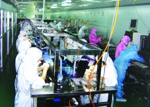 鳳凰光學(xué)中山基地鏡頭生產(chǎn)線