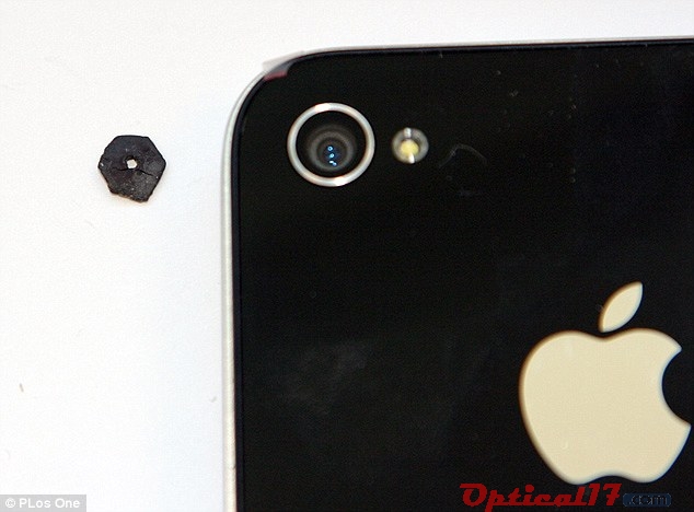 首先你需要一個諸如卡片的硬物質(zhì)，中間打個小洞，做為“虹膜”